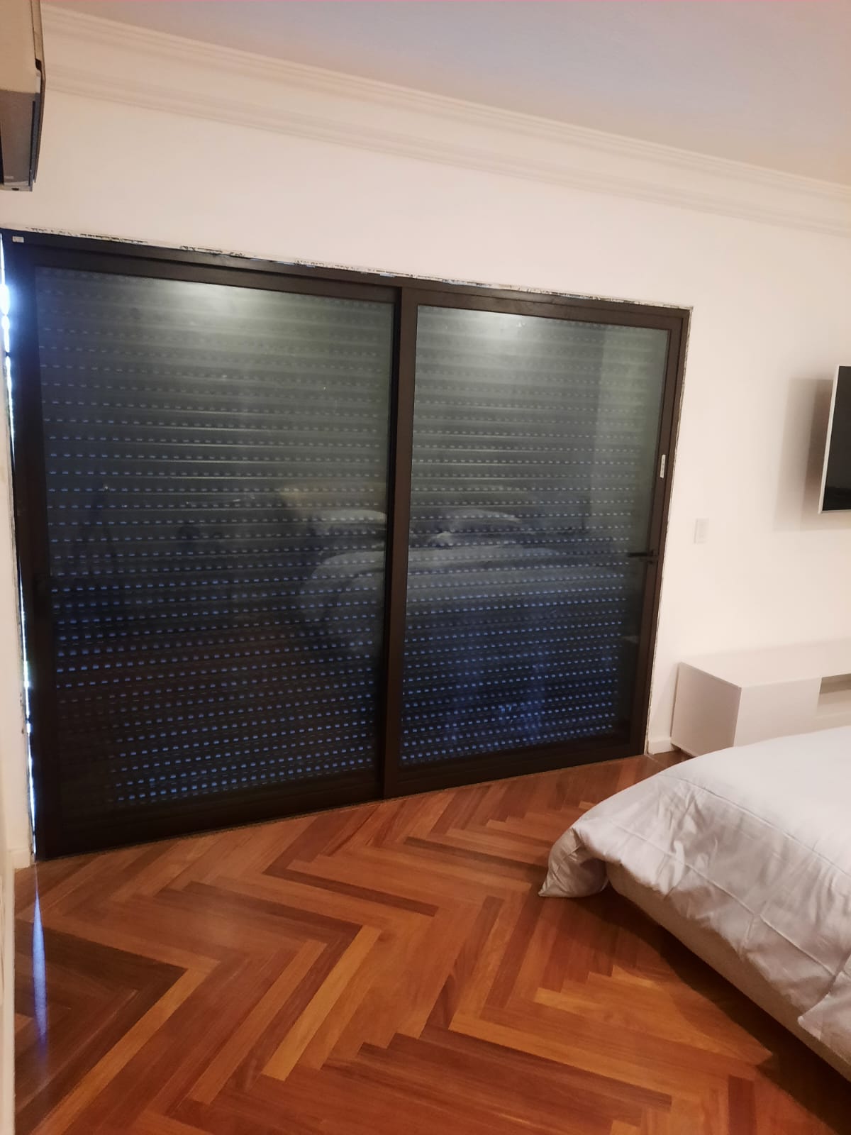 Fechamento de sacada finalizado com esquadria preta e vidro sob medida